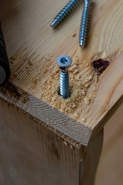 Tahtada yeni delinmiş yüksek kalite bir fotoğrafa kısmen çarpık bir doğrulama.