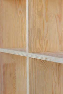 Dolabın dört rafı. Orta kalite fotoğraflarda kısmi odak noktası var.