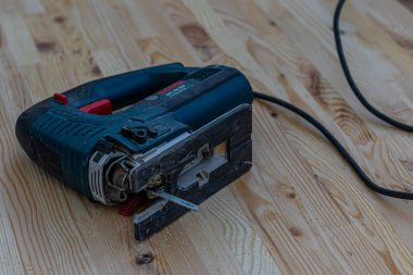 Yerde elektrikli testereyle kesilmiş bir tahta parçası. Yüksek kalite fotoğraf.