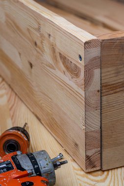 tornavida ve tahtalar yere saçıldı, matkap çıkarıldı ve yüksek kaliteli fotoğraf doğrulandı