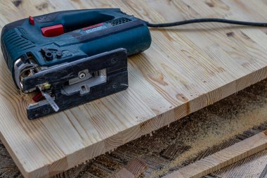 Elektrikli testereyle kesilmiş bir tahta parçası. Yüksek kaliteli bir fotoğraf.