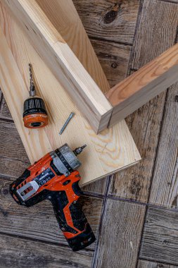 tornavida ve tahtalar yere saçıldı, matkap çıkarıldı ve yüksek kaliteli fotoğraf doğrulandı