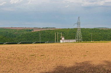 Dinyester kanyonu Lytachi Ukrayna 'da güneş panelleri ve bir elektrik santrali.