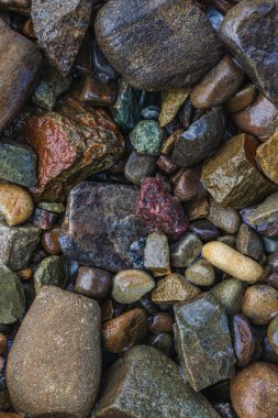 Yuvarlak nehir çakıl taşlarının üst manzarası.
