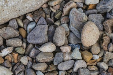 Yuvarlak nehir çakıl taşlarının üst manzarası.