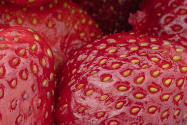 Olgun kırmızı lezzetli çilek makrosu çeşitli parçalar ve tek bir yakın çekim yüksek kaliteli fotoğraf