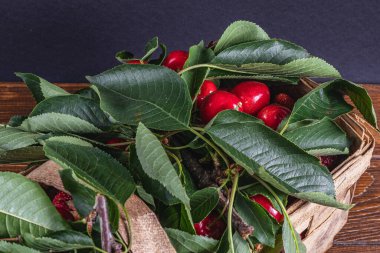 Lezzetli olgun kiraz dolu tahta kutu. Yüksek kaliteli fotoğraf.