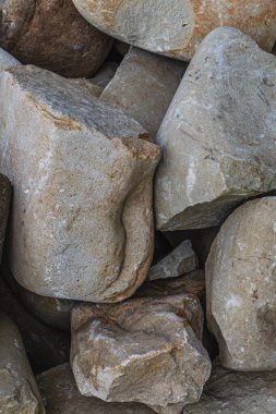 Yuvarlak nehir çakıl taşlarının üst manzarası.