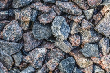 Yuvarlak nehir çakıl taşlarının üst manzarası.