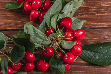 Tahta bir masanın dalında olgun bir kiraz yüksek kalite fotoğraf