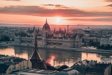 Tuna Nehri 'ndeki Macar Parlamentosu Budapeşte Yüksek Kaliteli Fotoğrafında Dramatik Gün Doğumu