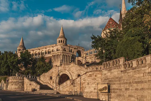 Sabah Roma Katolik Kilisesi ve Balıkçı Kalesi. Budapeşte Lisesi Kaliteli Fotoğraf