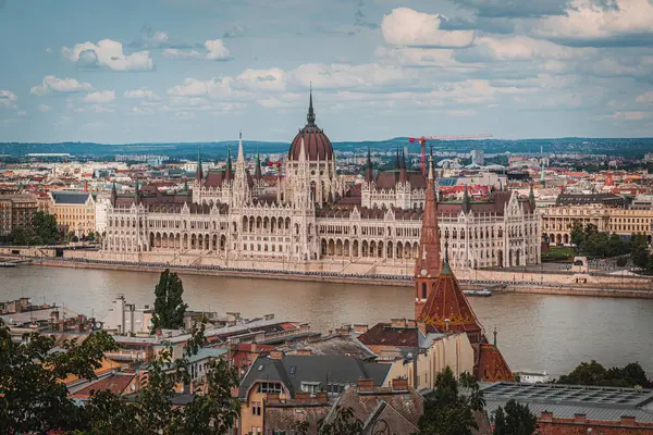 Macar parlamento binası ve Tuna Nehri, Budapeşte, Macaristan Yüksek Kaliteli Fotoğraf