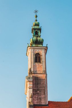 Pembe kilise, Avrupa 'nın küçük barok kenti Varazdin' de, sokağın sonunda, küçük evlerle çevrili.