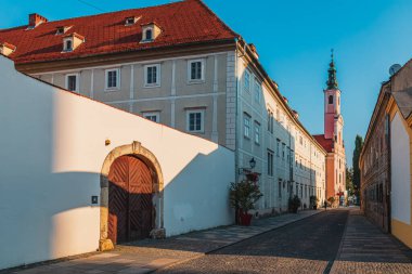 Pembe kilise, Avrupa 'nın küçük barok kenti Varazdin' de, sokağın sonunda, küçük evlerle çevrili.