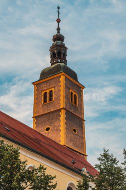 Mavi gökyüzüne ve bulutlara karşı kilise kulesi Yüksek kaliteli fotoğraf