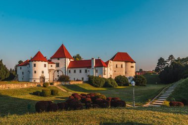 Şehir parkı ve eski şato, tarihi eser ve müze Varazdin Hırvatistan Yüksek kalite fotoğraf