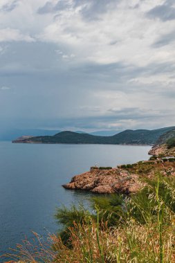 Krk Adası, Primorsko-Goranska Zupanija, Hırvatistan, Avrupa. Popüler Avrupa seyahatlerinin manzaralı görüntüsü. Toprağın güzelliğini keşfedin.