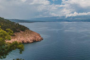 Krk Adası, Primorsko-Goranska Zupanija, Hırvatistan, Avrupa. Popüler Avrupa seyahatlerinin manzaralı görüntüsü. Toprağın güzelliğini keşfedin.