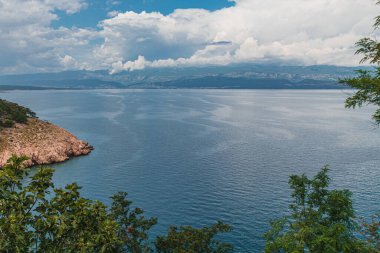 Krk Adası, Primorsko-Goranska Zupanija, Hırvatistan, Avrupa. Popüler Avrupa seyahatlerinin manzaralı görüntüsü. Toprağın güzelliğini keşfedin.