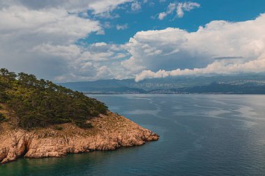 Krk Adası, Primorsko-Goranska Zupanija, Hırvatistan, Avrupa. Popüler Avrupa seyahatlerinin manzaralı görüntüsü. Toprağın güzelliğini keşfedin.
