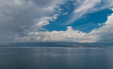 Krk Adası, Primorsko-Goranska Zupanija, Hırvatistan, Avrupa. Popüler Avrupa seyahatlerinin manzaralı görüntüsü. Toprağın güzelliğini keşfedin.