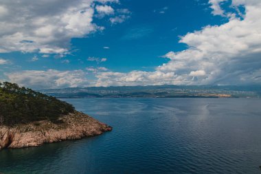 Krk Adası, Primorsko-Goranska Zupanija, Hırvatistan, Avrupa. Popüler Avrupa seyahatlerinin manzaralı görüntüsü. Toprağın güzelliğini keşfedin.
