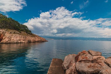Krk Adası, Primorsko-Goranska Zupanija, Hırvatistan, Avrupa. Popüler Avrupa seyahatlerinin manzaralı görüntüsü. Toprağın güzelliğini keşfedin.