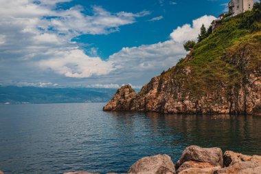 Krk Adası, Primorsko-Goranska Zupanija, Hırvatistan, Avrupa. Popüler Avrupa seyahatlerinin manzaralı görüntüsü. Toprağın güzelliğini keşfedin.