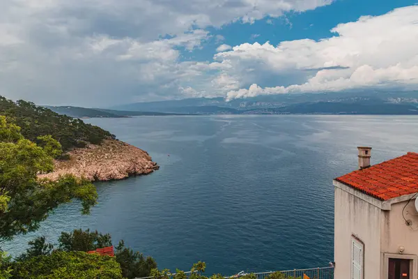 Krk Adası, Primorsko-Goranska Zupanija, Hırvatistan, Avrupa. Popüler Avrupa seyahatlerinin manzaralı görüntüsü. Toprağın güzelliğini keşfedin.