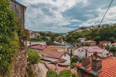 İnanılmaz kıyı şeridi ve Vrbnik Town, Krk Adası Hırvatistan Yüksek kalite fotoğraf