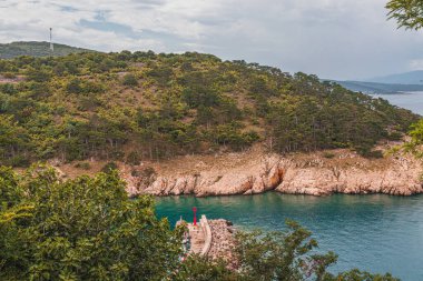 Krk Adası, Primorsko-Goranska Zupanija, Hırvatistan, Avrupa. Popüler Avrupa seyahatlerinin manzaralı görüntüsü. Toprağın güzelliğini keşfedin.