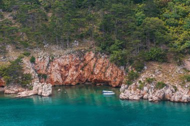 Krk Adası, Primorsko-Goranska Zupanija, Hırvatistan, Avrupa. Popüler Avrupa seyahatlerinin manzaralı görüntüsü. Toprağın güzelliğini keşfedin.