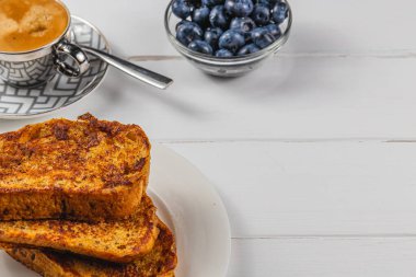 Kahvaltı için beyaz tabakta yumurtalı ekmek.