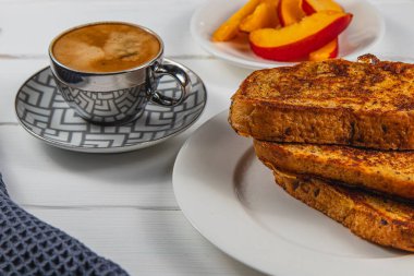 Kahvaltı için beyaz tabakta yumurtalı ekmek.