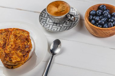 Kahvaltı için beyaz tabakta yumurtalı ekmek.