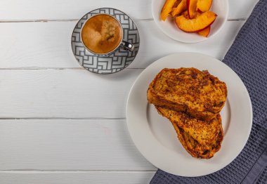 Kahvaltı için beyaz tabakta yumurtalı ekmek.