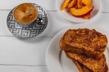 Kahvaltı için beyaz tabakta yumurtalı ekmek.