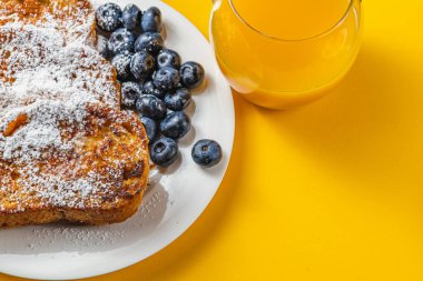 Kahvaltı için beyaz tabakta yumurtalı ekmek.