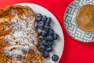 Kahvaltı için beyaz tabakta yumurtalı ekmek.