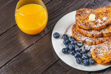 Kahvaltı için beyaz tabakta yumurtalı ekmek.