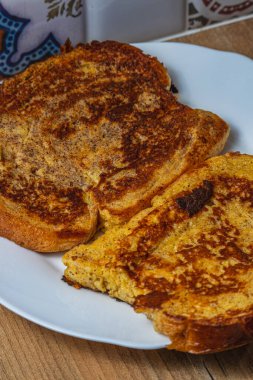 Kahvaltı için beyaz tabakta yumurtalı ekmek.