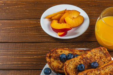 Kahvaltı için beyaz tabakta yumurtalı ekmek.