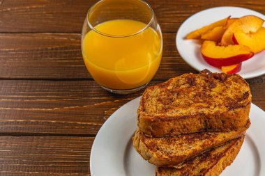 Kahvaltı için beyaz tabakta yumurtalı ekmek.