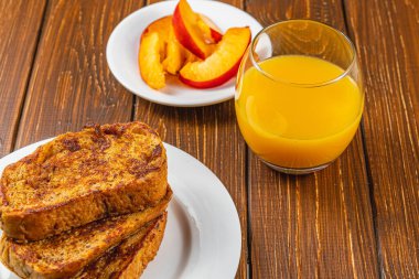 Kahvaltı için beyaz tabakta yumurtalı ekmek.