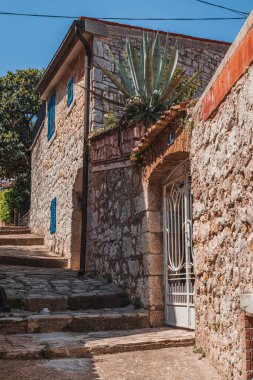 Vrsar Hırvatistan 'ın eski kentinde Adriyatik kıyısında küçük bir sokak.