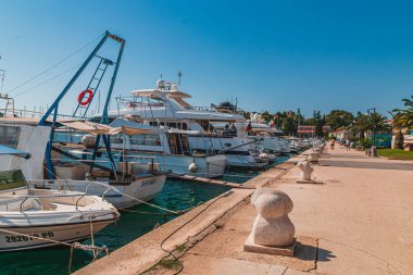 Tarihi Vrsar Hırvatistan kentinin limanındaki yatlar yüksek kaliteli fotoğraf