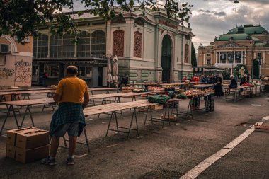 Rijeka Hırvat Satıcılar, küçük bir liman kasabasında açık bir şehir pazarı olan sebze ve meyveleri piyasaya sürdüler.