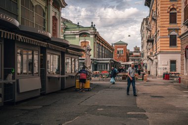 Rijeka Hırvat Satıcılar, küçük bir liman kasabasında açık bir şehir pazarı olan sebze ve meyveleri piyasaya sürdüler.