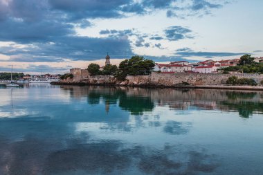 Krk Hırvatistan Eski kenti ve limanı tek başına sabah gören yüksek kaliteli bir fotoğraf